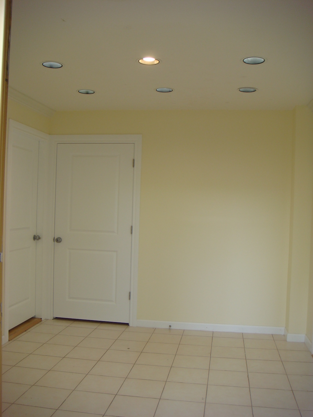 Ground Floor Suite - 4050 McGill St, Burnaby, V5C 1M5