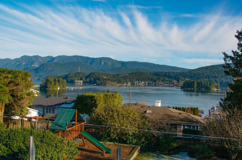 744 Roslyn Blvd, North Vancouver V7G 1P3
