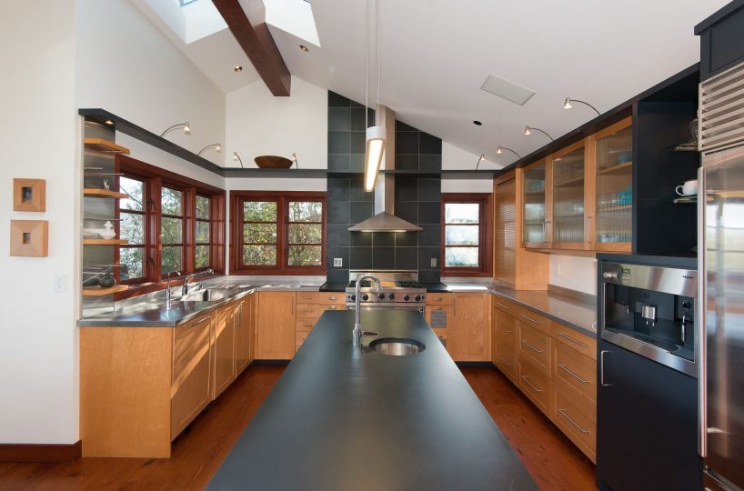 744 Roslyn Blvd, North Vancouver V7G 1P3