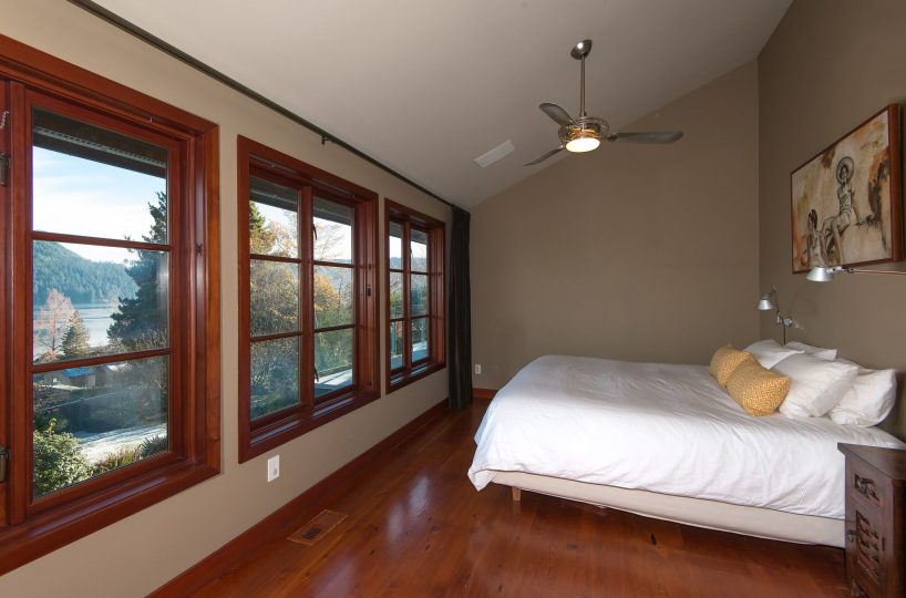 744 Roslyn Blvd, North Vancouver V7G 1P3
