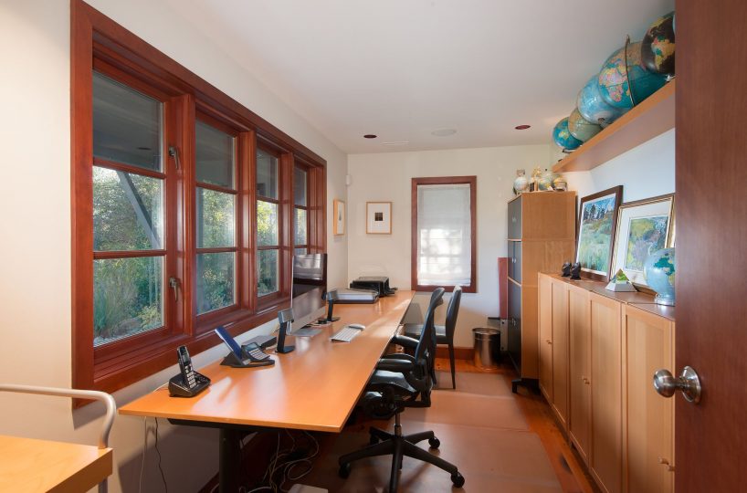 744 Roslyn Blvd, North Vancouver V7G 1P3