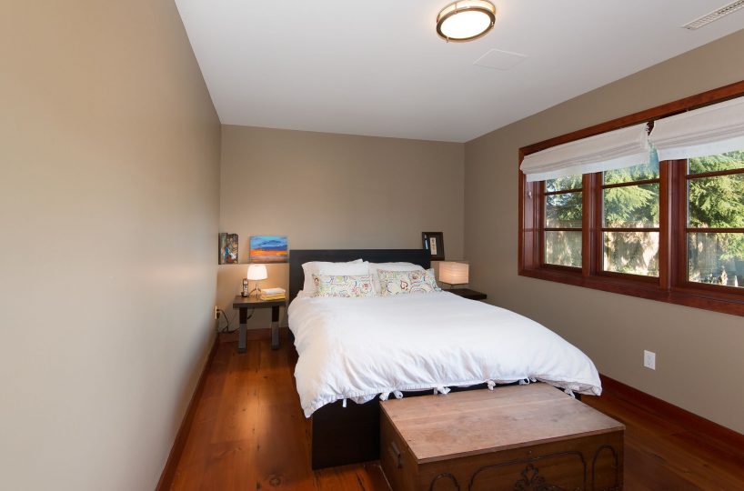 744 Roslyn Blvd, North Vancouver V7G 1P3