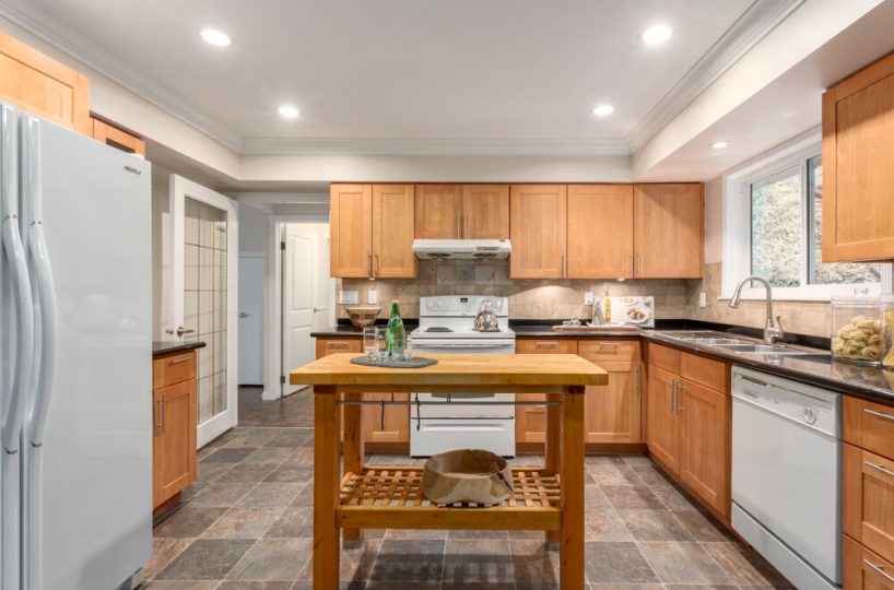 992 Canyon Blvd, North Vancouver V7R 2K1