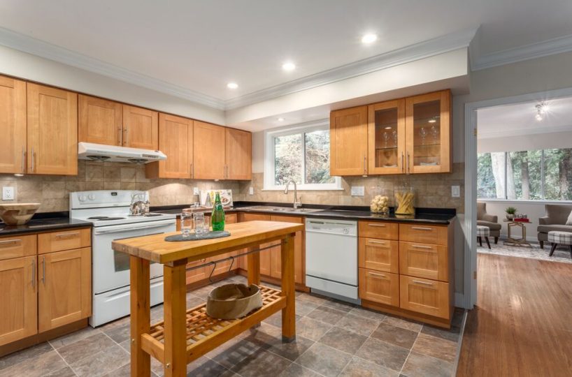992 Canyon Blvd, North Vancouver V7R 2K1
