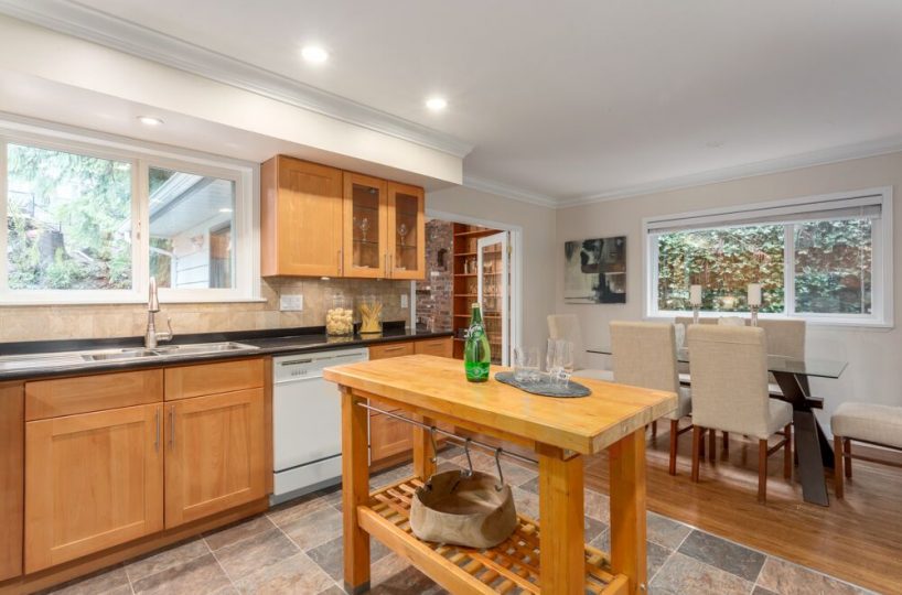 992 Canyon Blvd, North Vancouver V7R 2K1