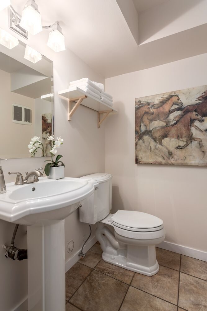 992 Canyon Blvd, North Vancouver V7R 2K1