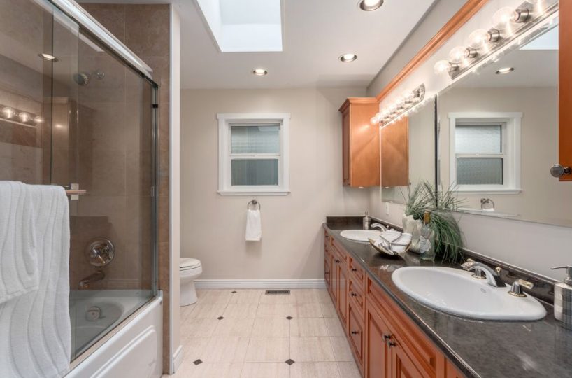 992 Canyon Blvd, North Vancouver V7R 2K1