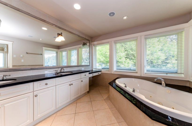 5741 Seaview Road, West Vancouver, BC V7W 1R7