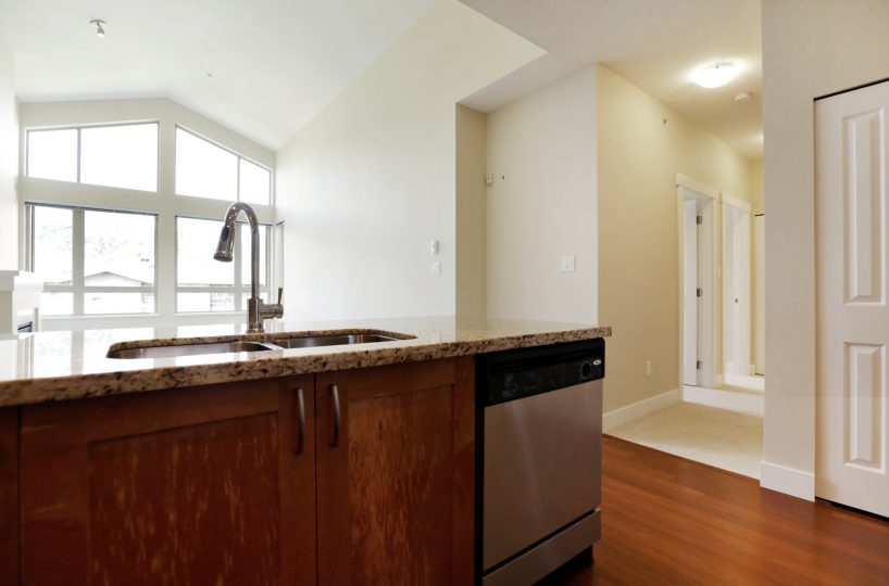 #406 – 2601 Whiteley Court, North Vancouver BC V7J 2R7
