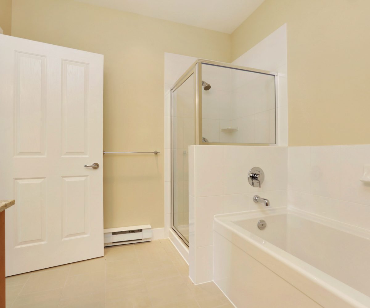 #406 – 2601 Whiteley Court, North Vancouver BC V7J 2R7