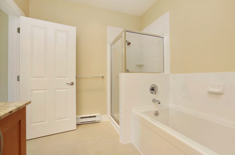 #406 – 2601 Whiteley Court, North Vancouver BC V7J 2R7
