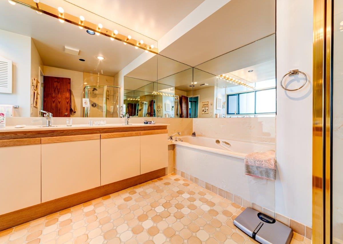 1001 - 2120 Argyle Avenue, West Vancouver BC V7V 1A4