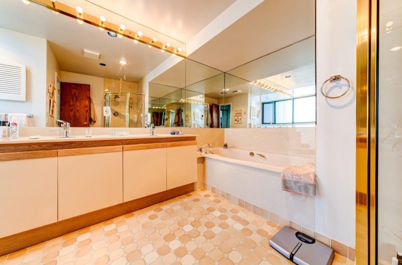 1001 - 2120 Argyle Avenue, West Vancouver BC V7V 1A4