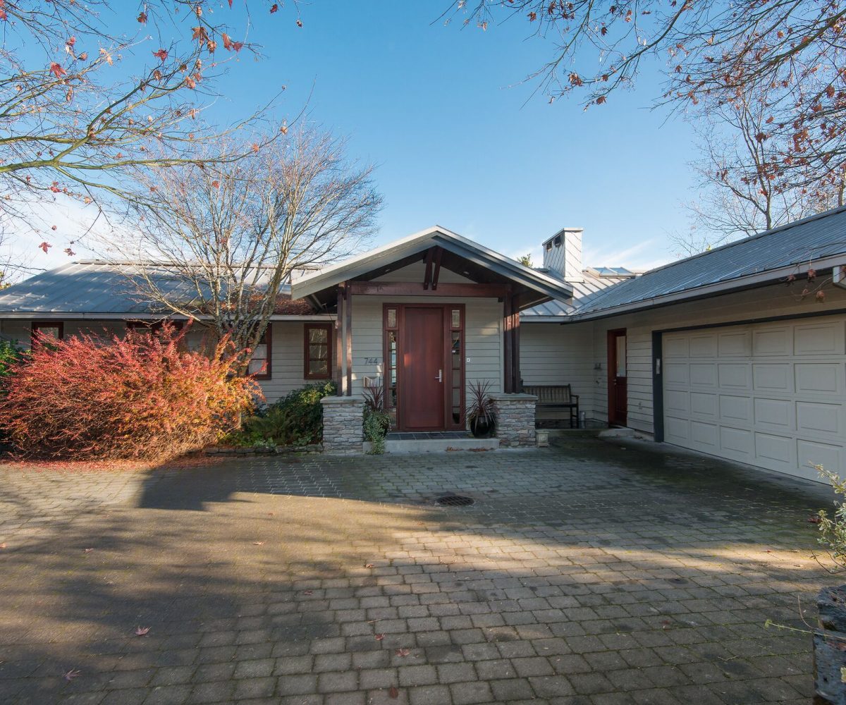 744 Roslyn Blvd, North Vancouver BC V7G 1P3