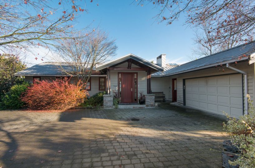 744 Roslyn Blvd, North Vancouver BC V7G 1P3