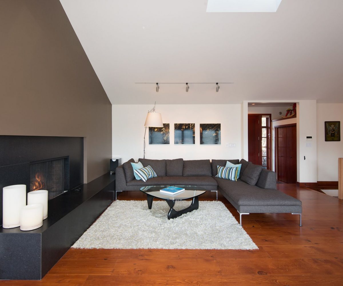 744 Roslyn Blvd, North Vancouver BC V7G 1P3
