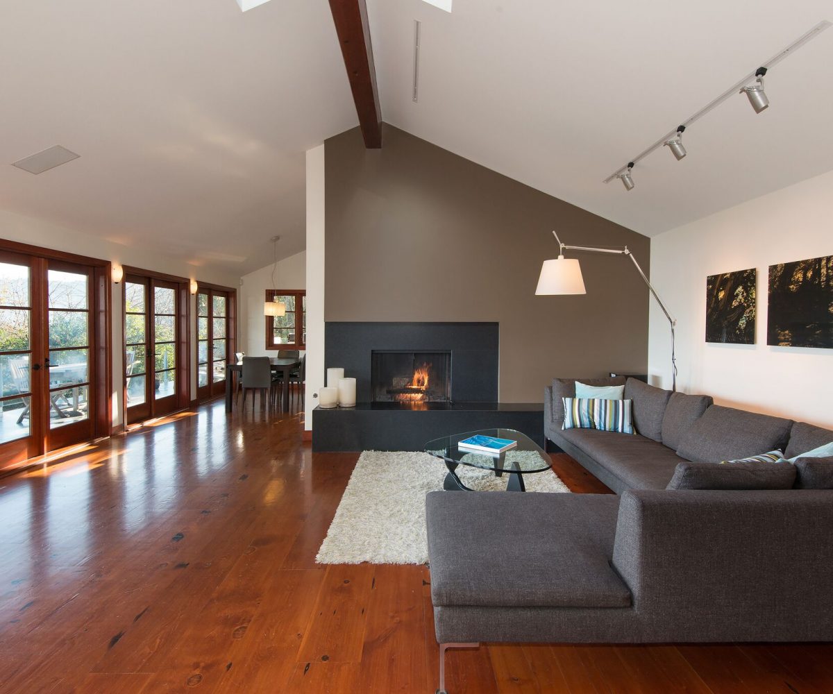 744 Roslyn Blvd, North Vancouver BC V7G 1P3