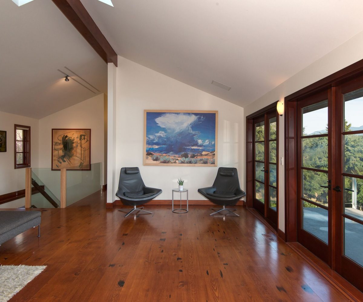 744 Roslyn Blvd, North Vancouver BC V7G 1P3
