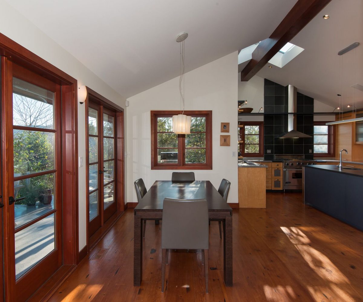 744 Roslyn Blvd, North Vancouver BC V7G 1P3