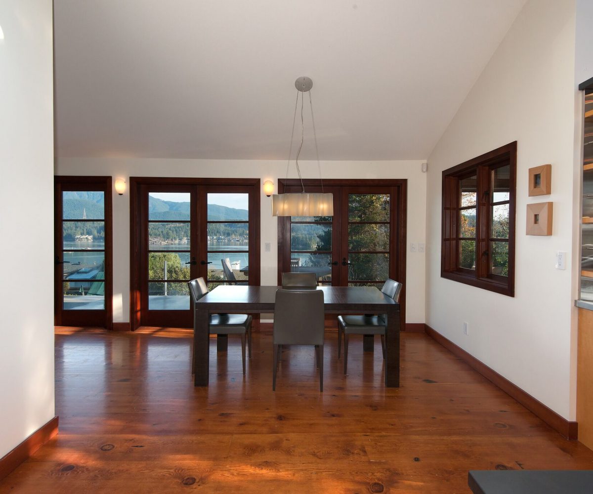 744 Roslyn Blvd, North Vancouver BC V7G 1P3