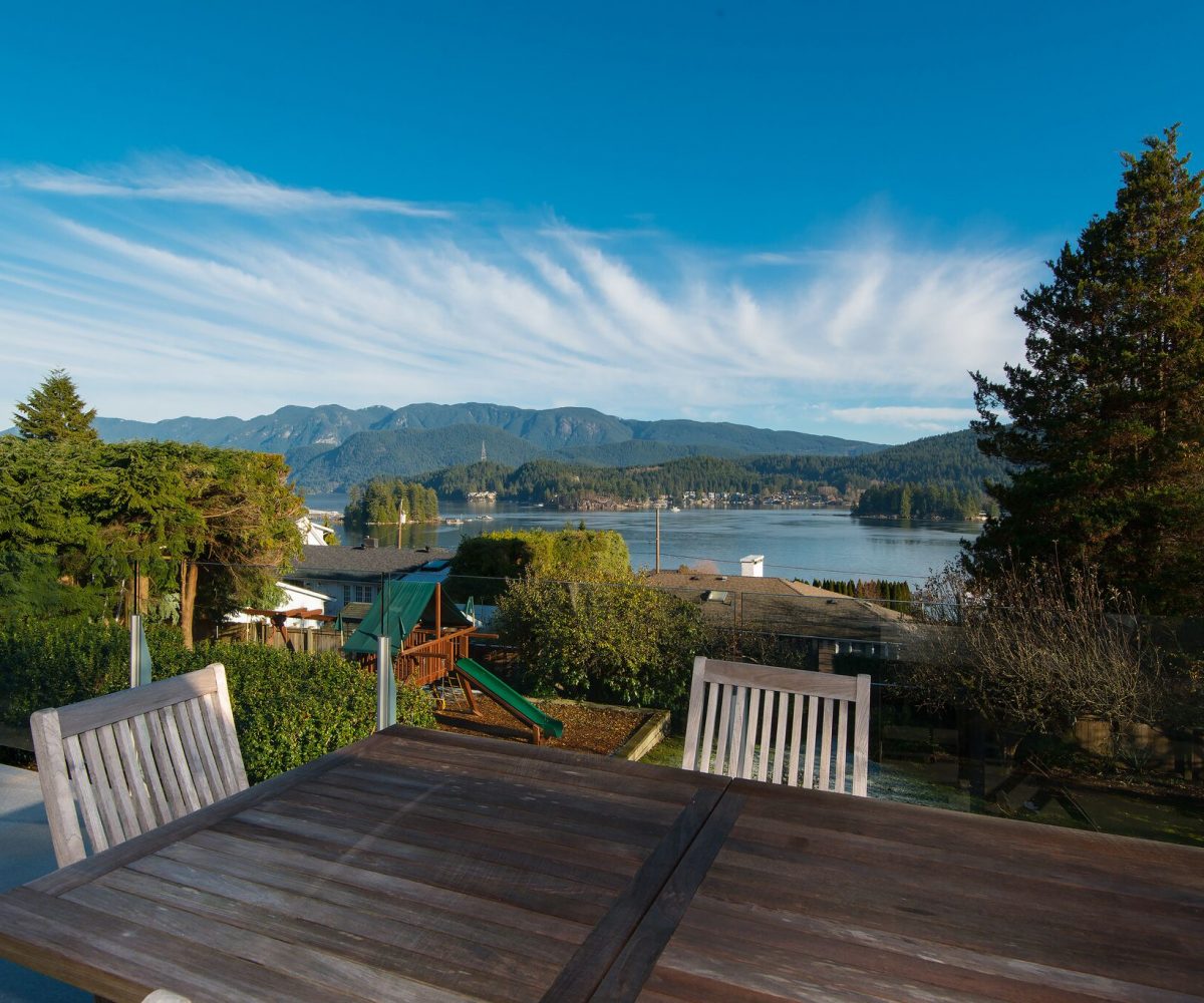744 Roslyn Blvd, North Vancouver BC V7G 1P3