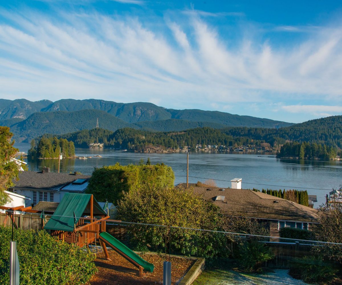 744 Roslyn Blvd, North Vancouver BC V7G 1P3