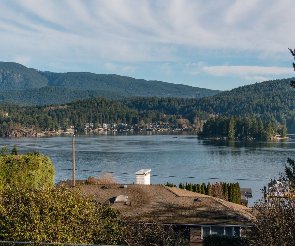 744 Roslyn Blvd, North Vancouver BC V7G 1P3