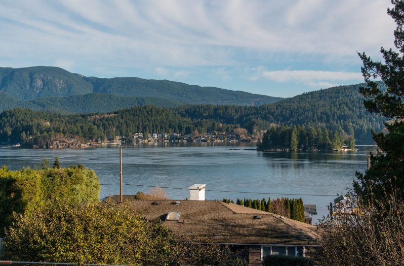 744 Roslyn Blvd, North Vancouver BC V7G 1P3
