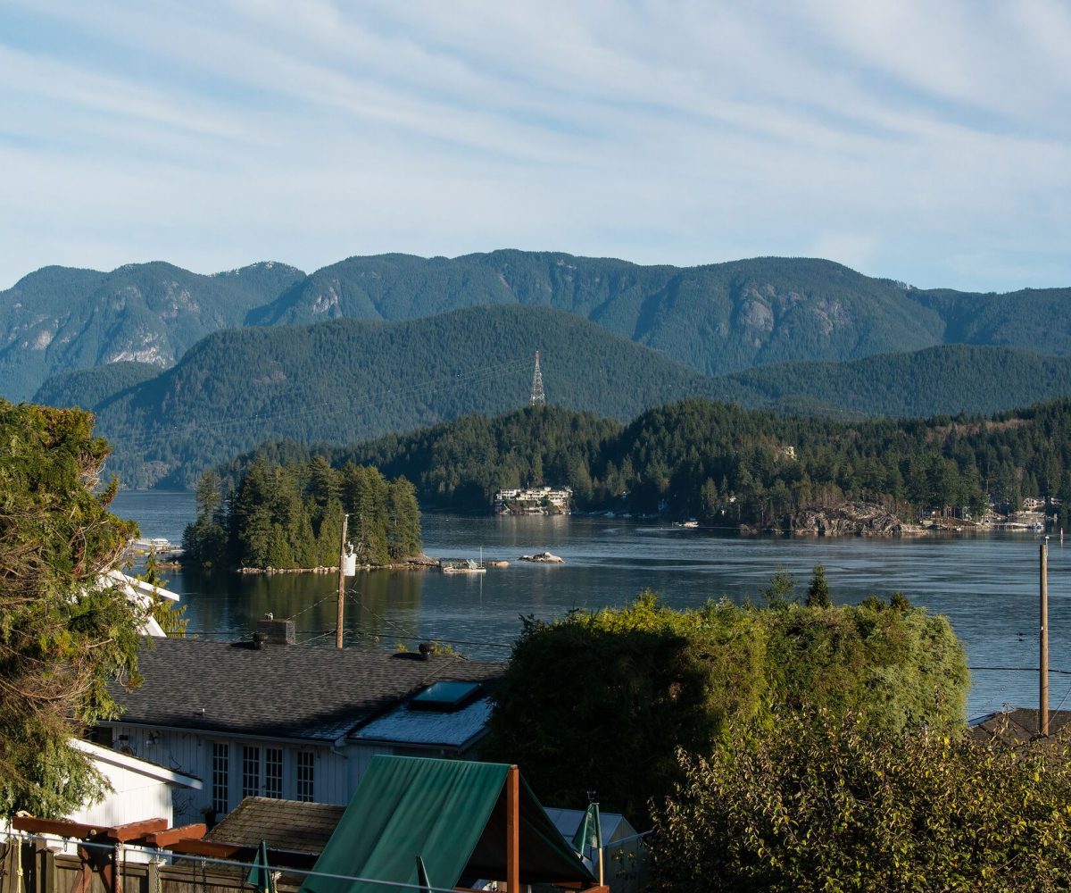 744 Roslyn Blvd, North Vancouver BC V7G 1P3