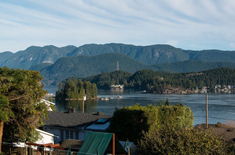 744 Roslyn Blvd, North Vancouver BC V7G 1P3