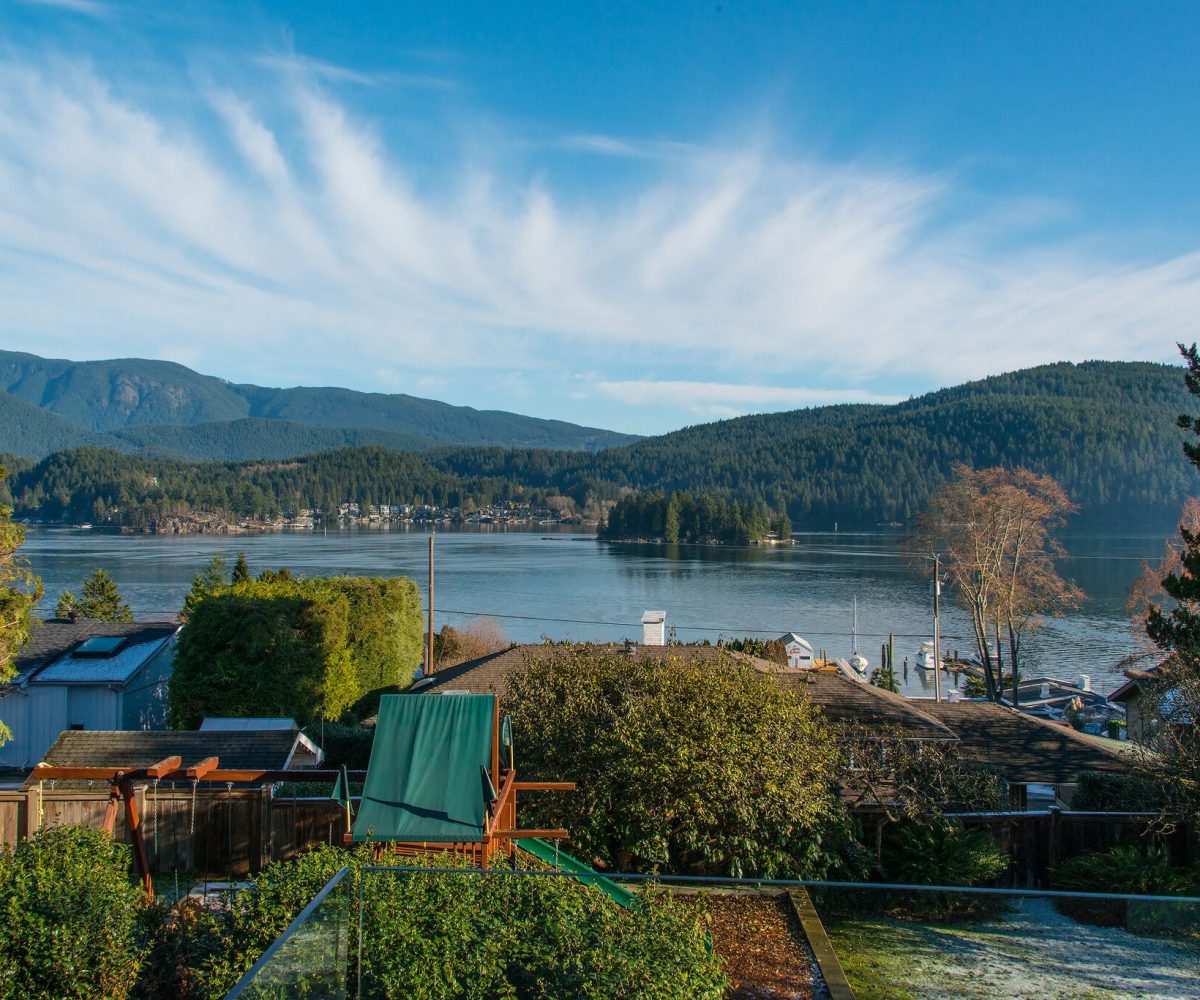 744 Roslyn Blvd, North Vancouver BC V7G 1P3