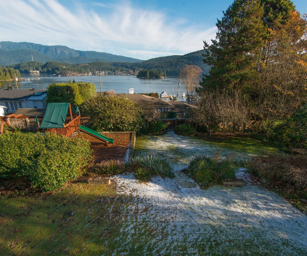 744 Roslyn Blvd, North Vancouver BC V7G 1P3