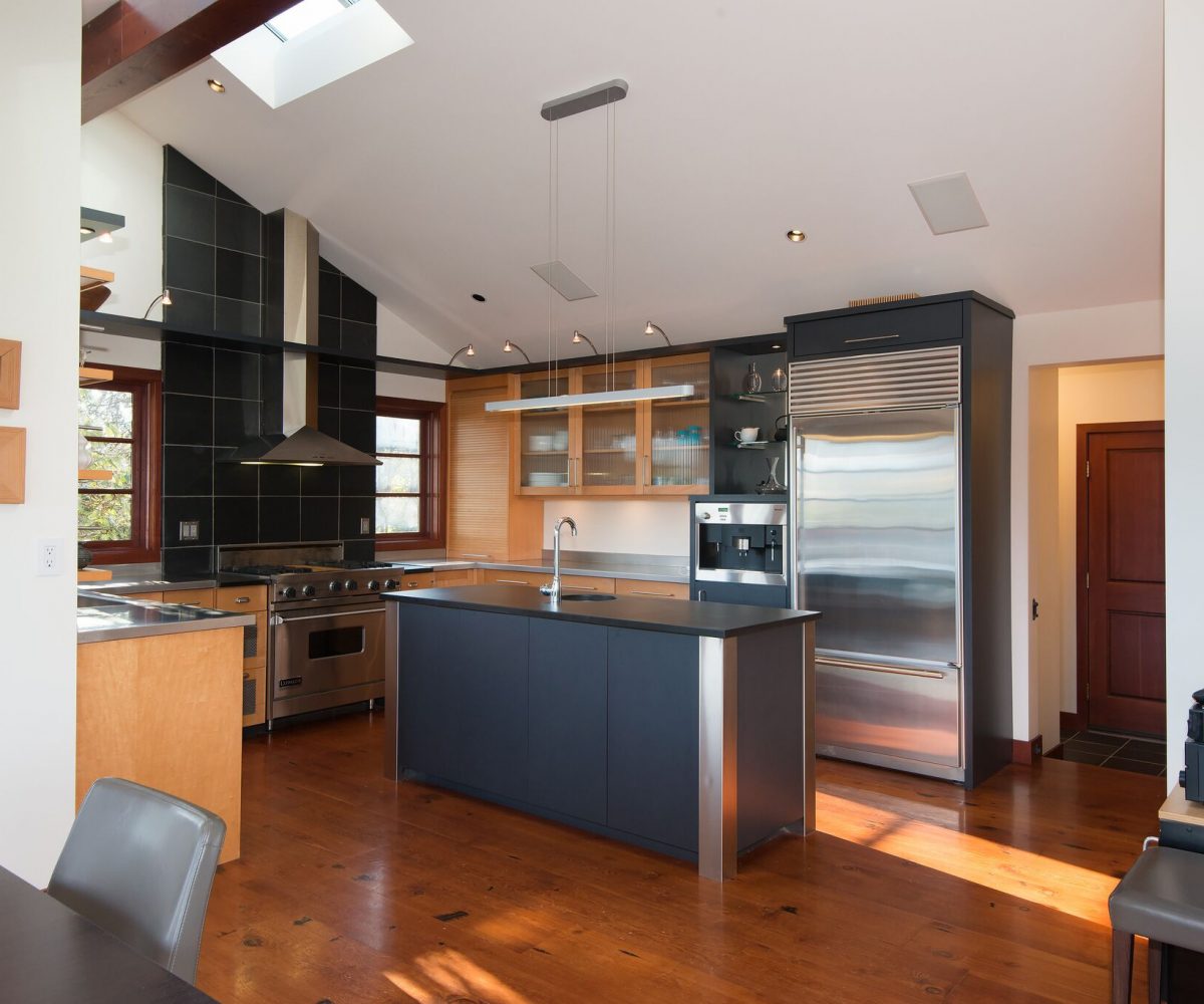 744 Roslyn Blvd, North Vancouver BC V7G 1P3