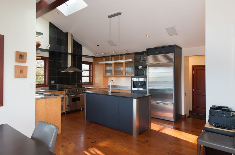 744 Roslyn Blvd, North Vancouver BC V7G 1P3