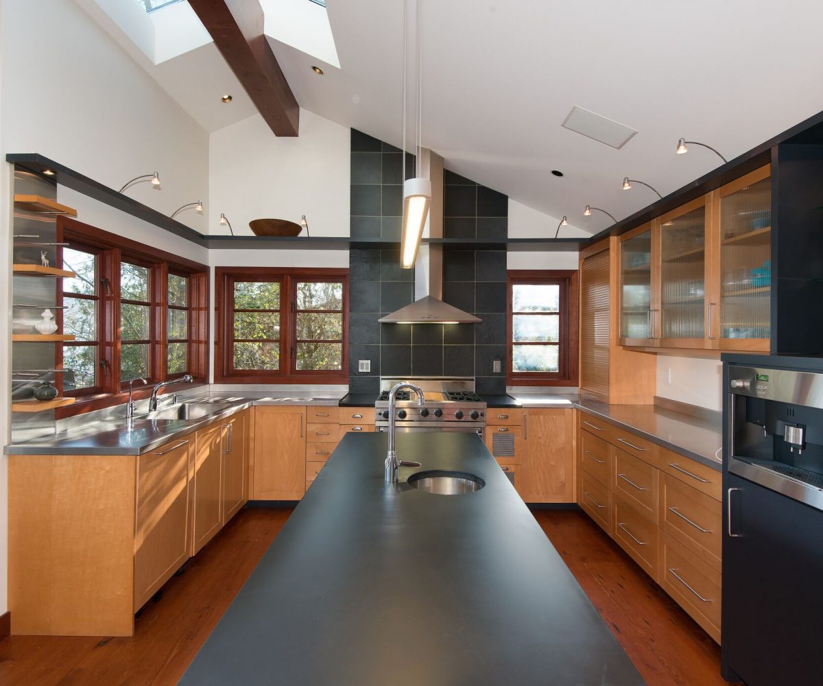 744 Roslyn Blvd, North Vancouver BC V7G 1P3