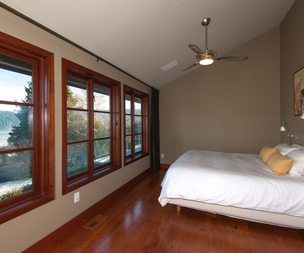 744 Roslyn Blvd, North Vancouver BC V7G 1P3