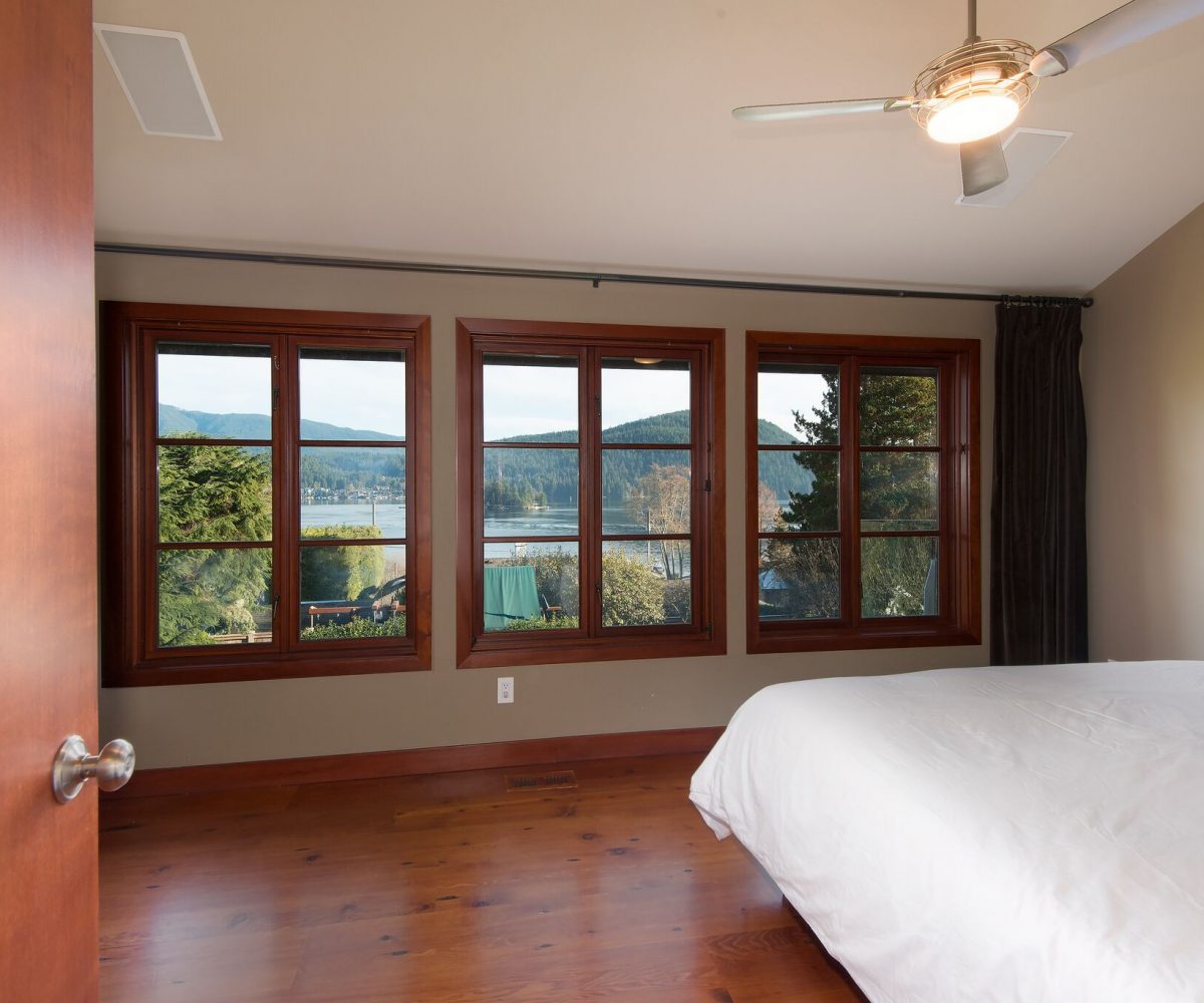 744 Roslyn Blvd, North Vancouver BC V7G 1P3