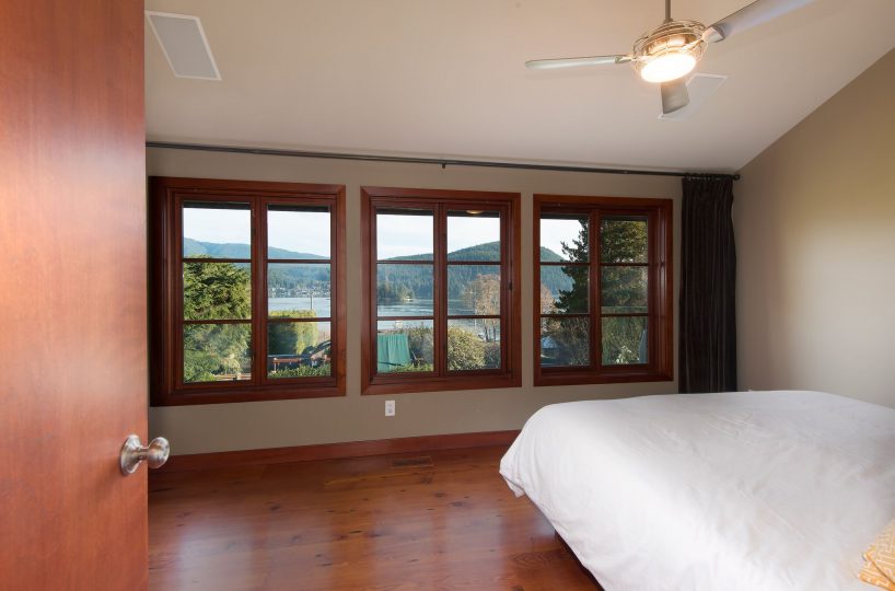 744 Roslyn Blvd, North Vancouver BC V7G 1P3