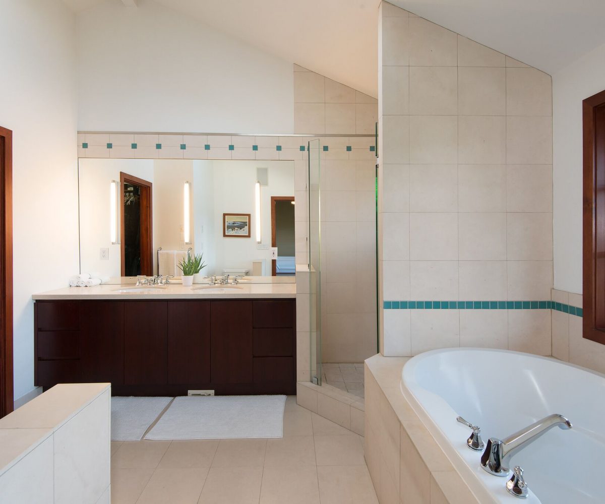 744 Roslyn Blvd, North Vancouver BC V7G 1P3