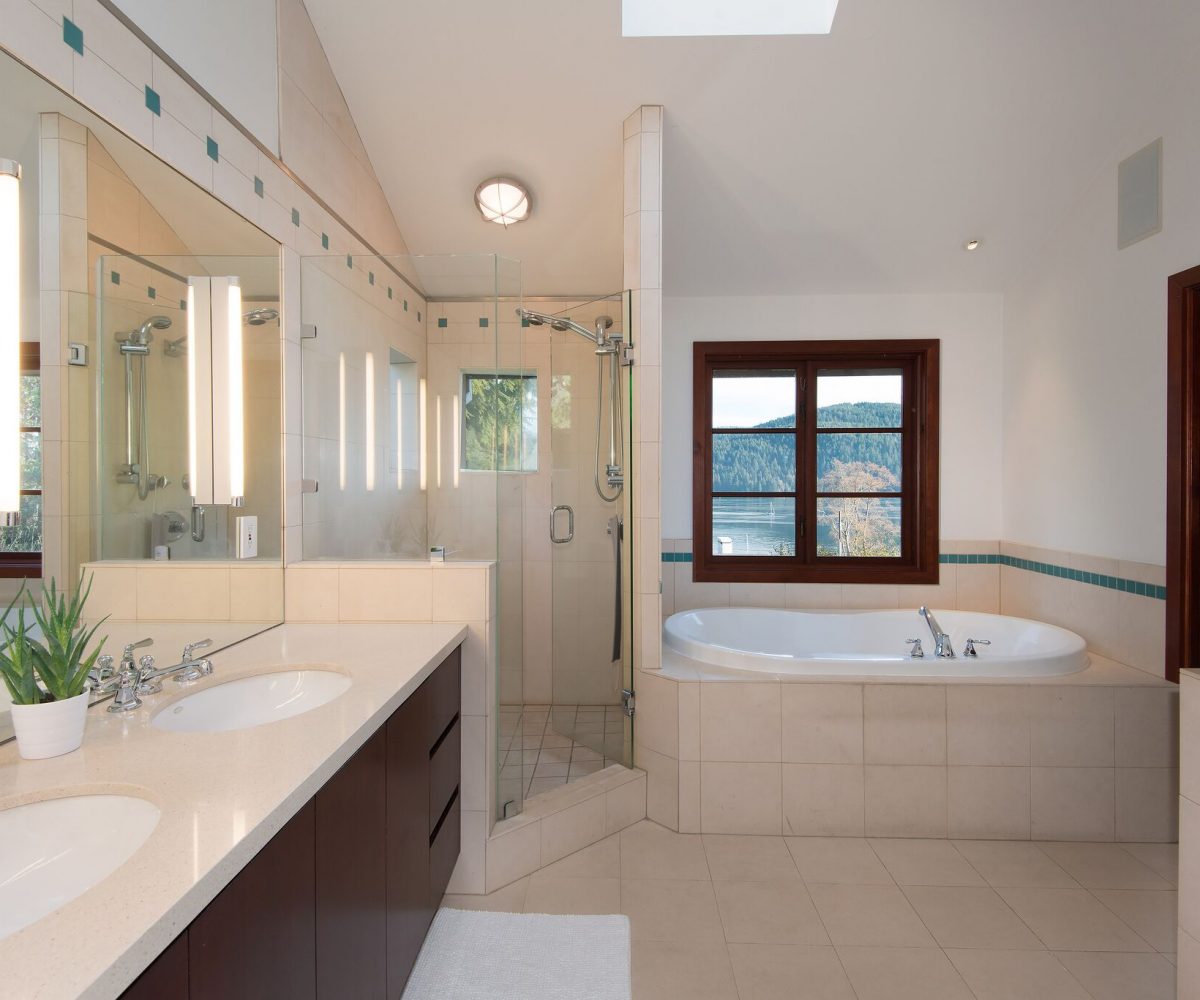 744 Roslyn Blvd, North Vancouver BC V7G 1P3