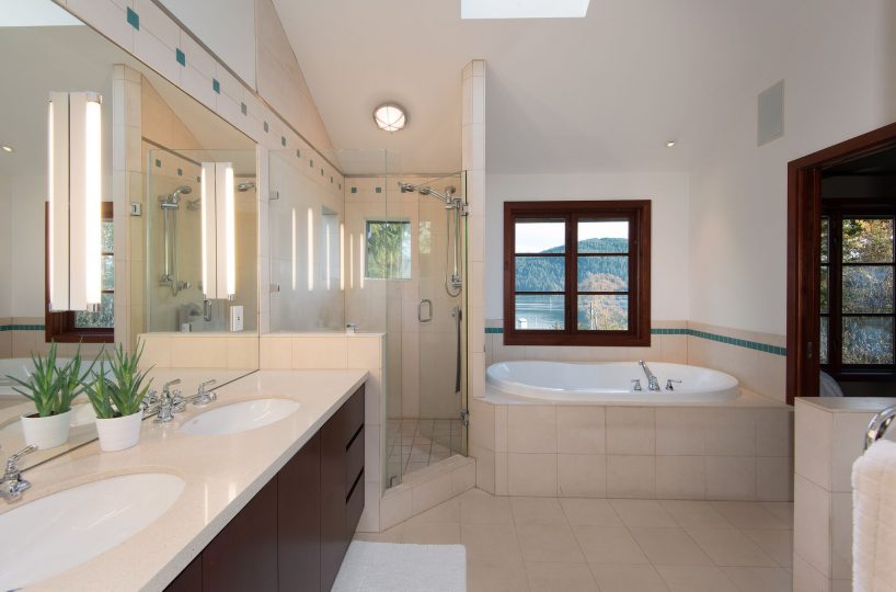 744 Roslyn Blvd, North Vancouver BC V7G 1P3