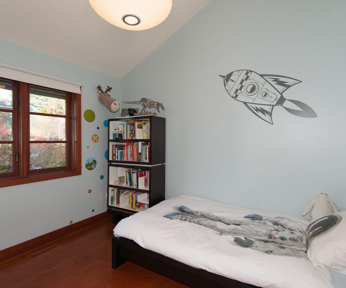 744 Roslyn Blvd, North Vancouver BC V7G 1P3
