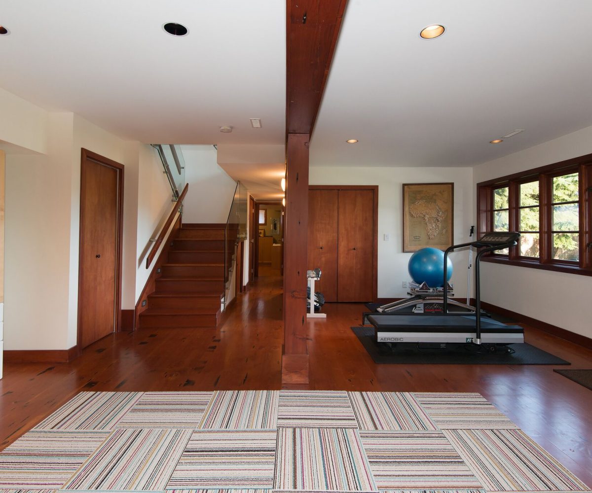 744 Roslyn Blvd, North Vancouver BC V7G 1P3