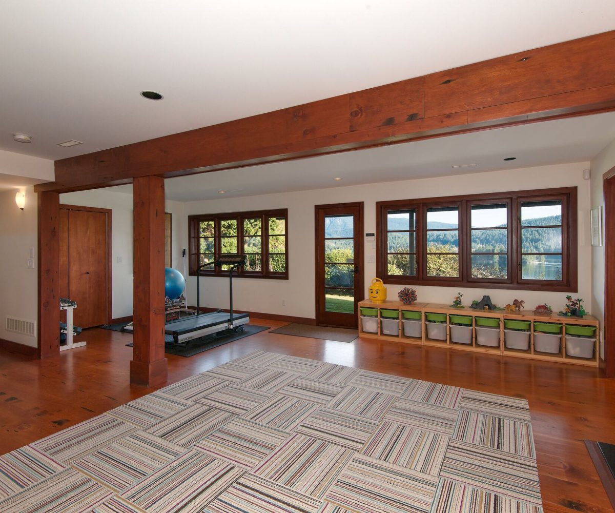 744 Roslyn Blvd, North Vancouver BC V7G 1P3