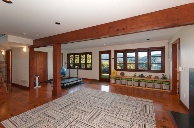 744 Roslyn Blvd, North Vancouver BC V7G 1P3