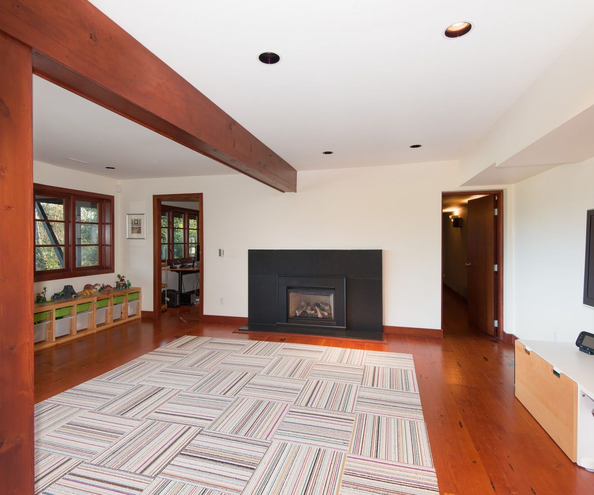 744 Roslyn Blvd, North Vancouver BC V7G 1P3