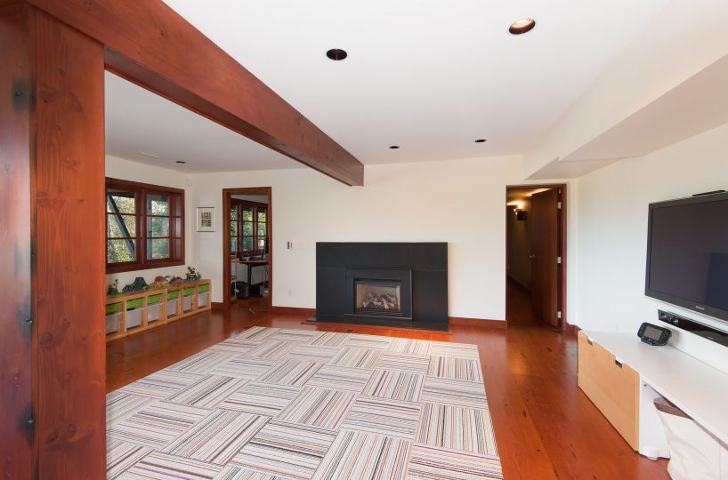 744 Roslyn Blvd, North Vancouver BC V7G 1P3