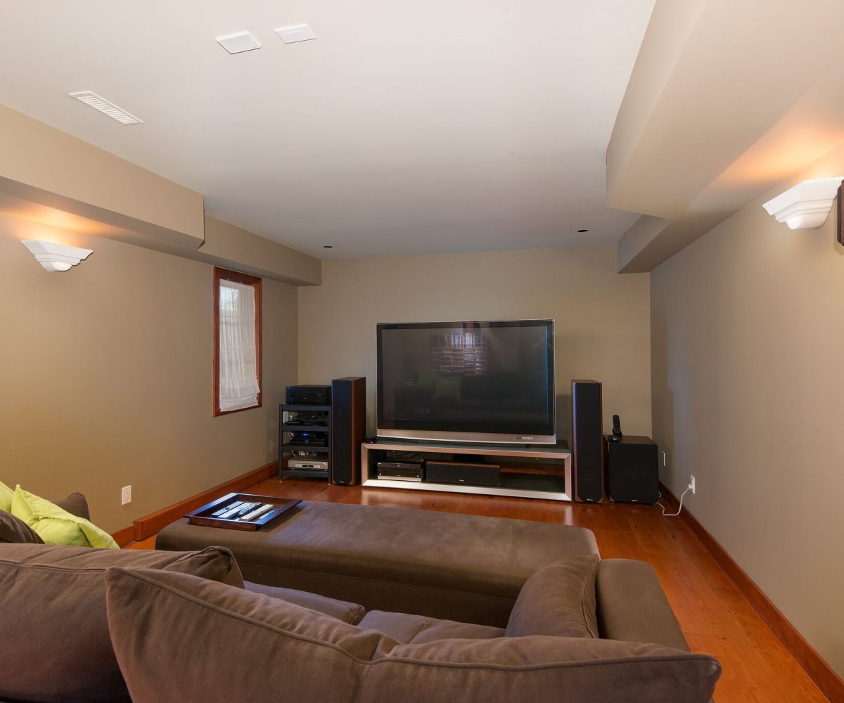 744 Roslyn Blvd, North Vancouver BC V7G 1P3