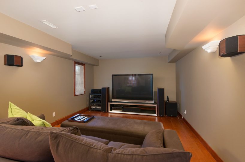 744 Roslyn Blvd, North Vancouver BC V7G 1P3