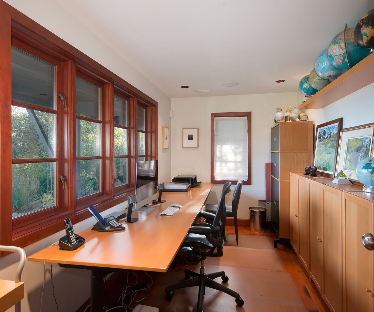 744 Roslyn Blvd, North Vancouver BC V7G 1P3